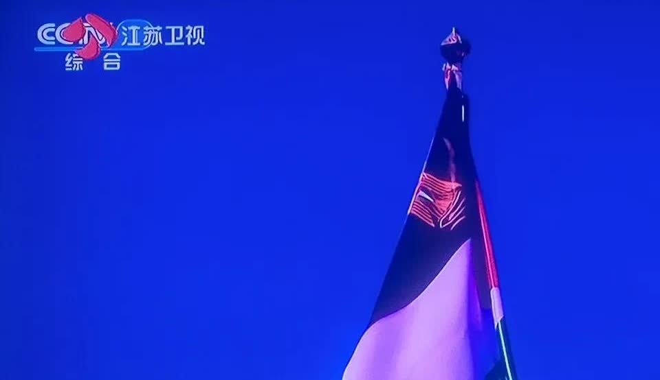 江苏卫视的导演今天可难熬了！哈哈。新闻联播超时了，那边苏超又已经开始了，提前切换