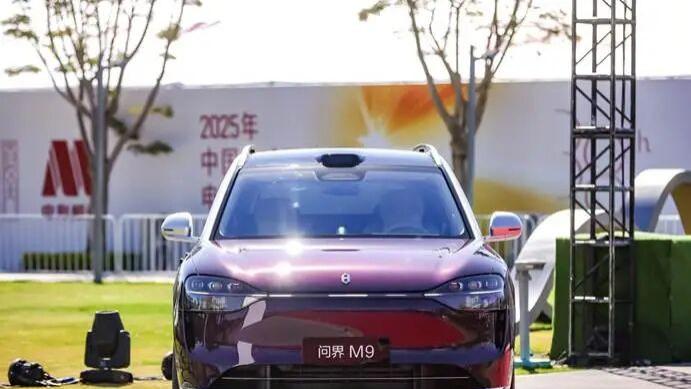 问界M9闪耀2025中国电影金鸡奖颁奖典礼