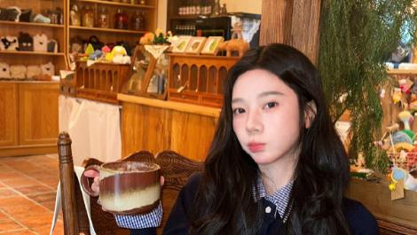 咖啡馆的张紫宁，妆容和状态不错！