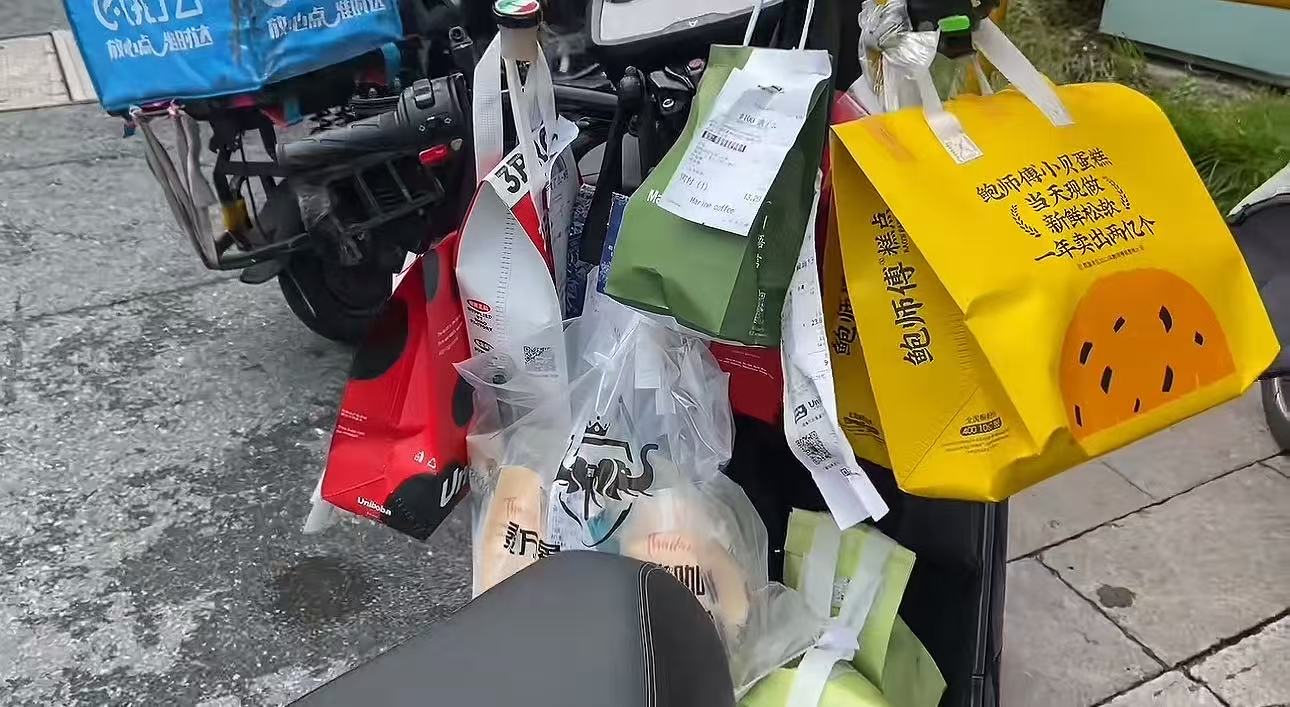“老公失业送外卖了，我还要继续和他过吗？”这几天，一个女人在网上的提问火了！
