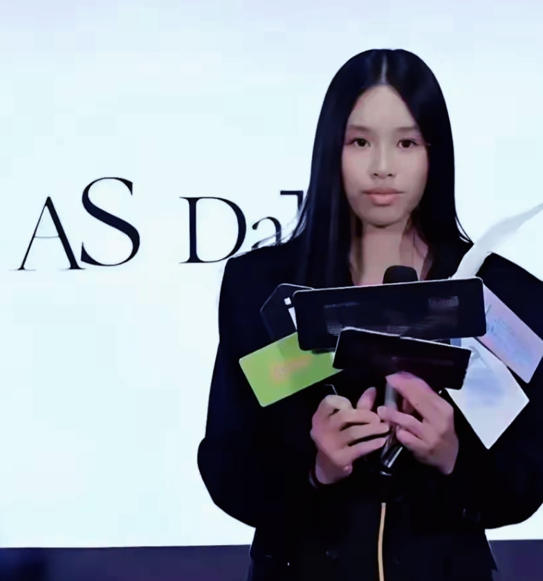 张庭15岁女儿林家菱最近在上海时装周彻底火出圈啦！这个曾经被调侃“颜值不达标”的