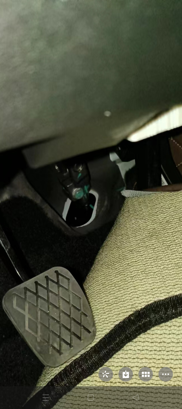 关于地毯问题
我前几天刚提车了，只是查看车外表，坐椅，中控简单的检查了下，就是没