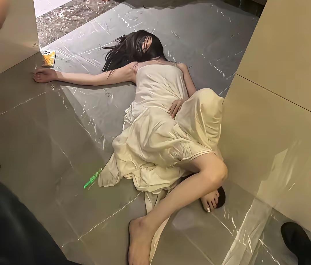 这么年轻漂亮身材窈窕，衣着干净得体的一位女子，喝这么多醉的不省人事的睡在这里确实
