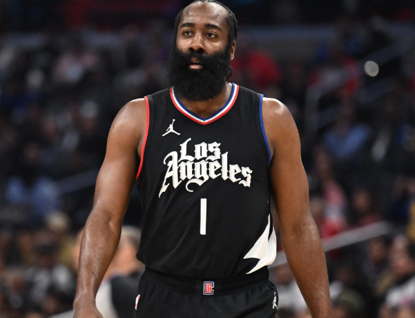 快船选球员签球员最底层逻辑是这个球员有没有防守，像勇士这样则更看重进攻能力空间属