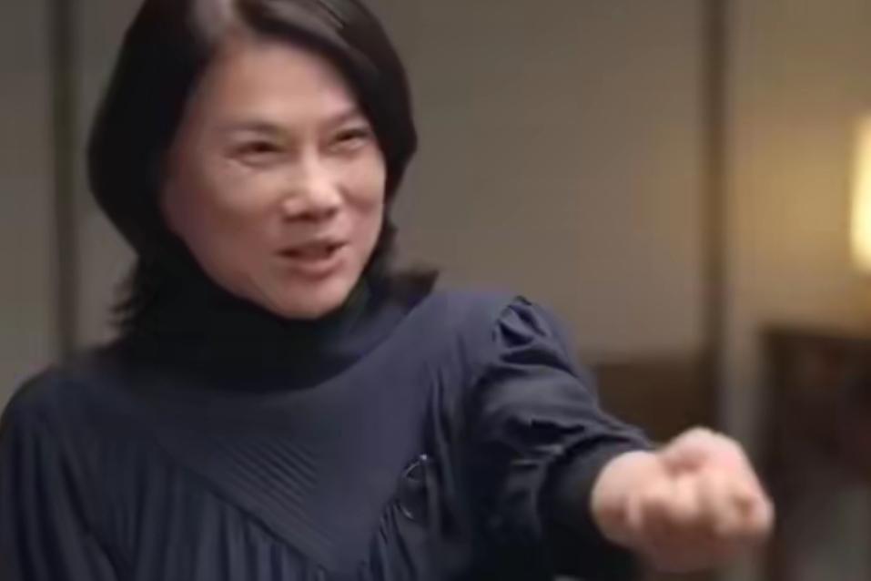 董明珠在节目里说，她去合肥一家饭店吃饭，老板认出了她，可董明珠一进包间就发现空调