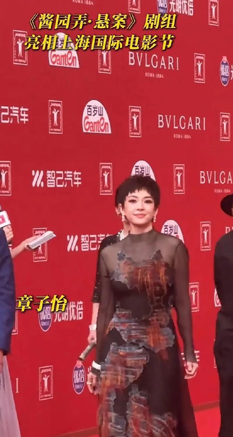 章子怡永远都是这么桀骜不驯，气场强大，女王范儿十足！
她不会低头走路，永远都是挺