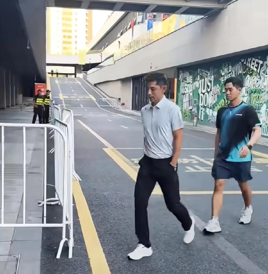 张继科走路为啥单手插兜，这样走路不会不舒服吗，而且看着也好别扭