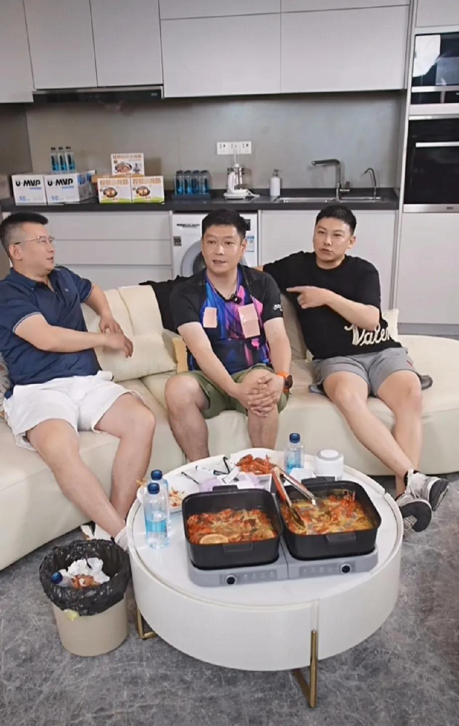 期待已久的邱贻可直播
我料到了他会关闭送礼物功能
料到了会带货
就是没料到全程不