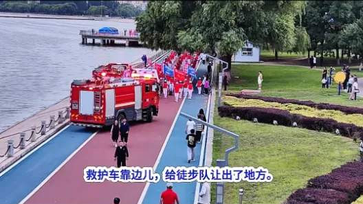 事发辽宁，暴走团和消防救护车在道路上对峙，究竟谁该让谁？