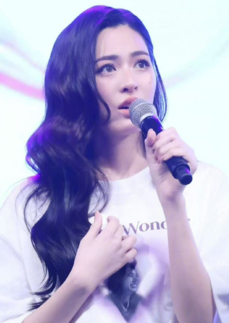 邝玲玲这浓颜大美女，笑容真的好甜