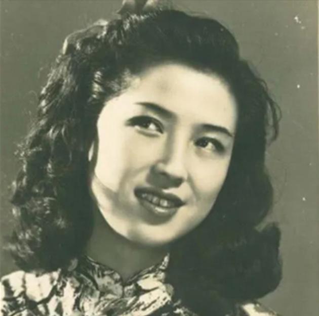 1965年，杜月笙的四姨太姚玉兰外出打牌，突然感觉坐立不安，她心中有不好的预感。