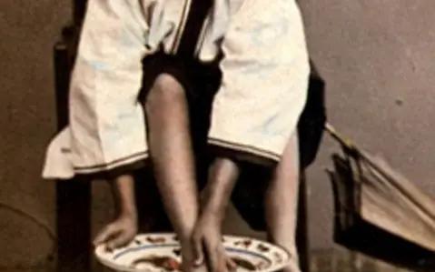 1942年，一位女八路军战士坚持不洗脚，激起了游击队长甄凤山深深的好奇。在一个夜