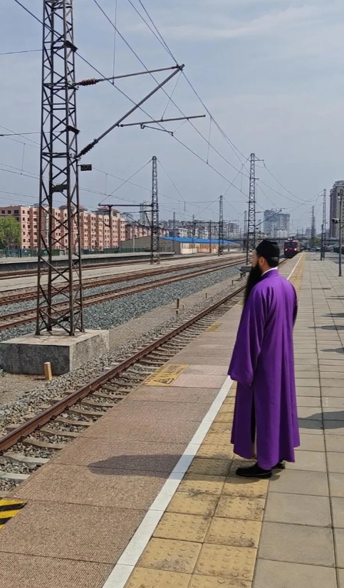 在等火车时偶遇了道长。