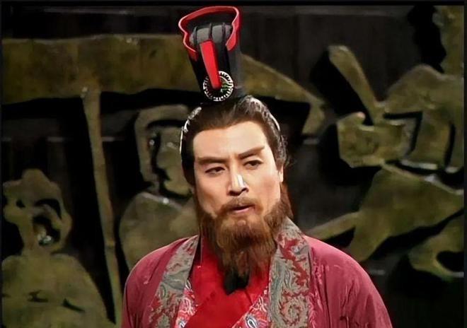 孙权和张辽在合肥对峙，张辽手下有两员猛将，其中一个对另一个说：金盔金甲者是孙权，