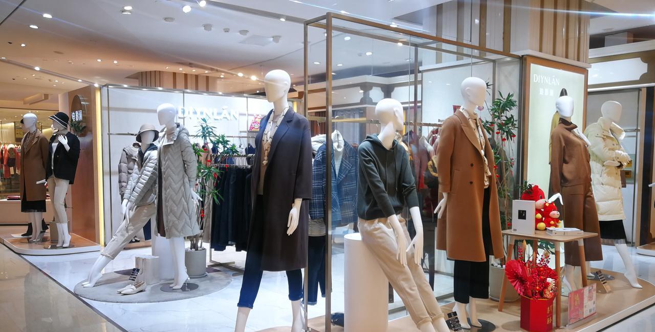 老张的服装店最近生意惨淡，他灵机一动，在橱窗贴了张告示："本店折扣会逃跑！每小时