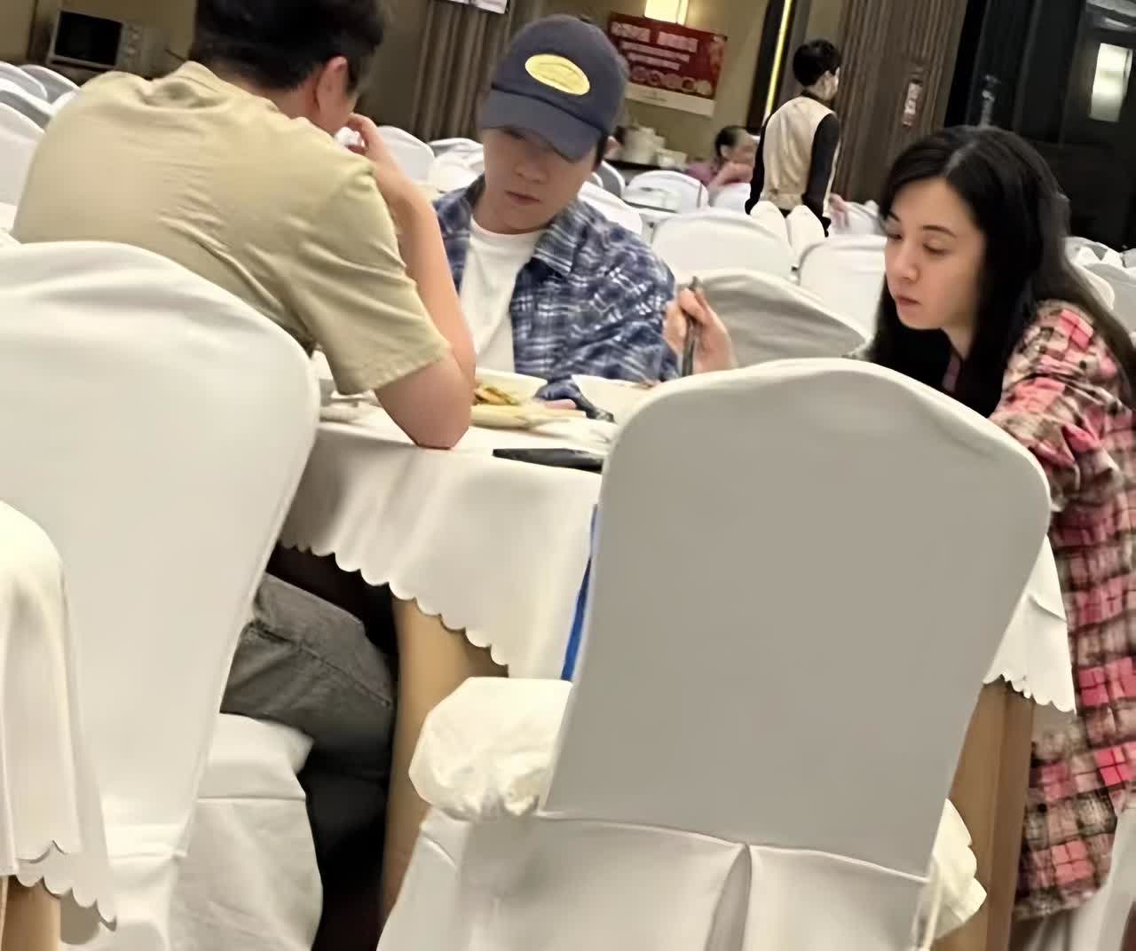 俞灏明去西安探班王晓晨，两人一起吃饭的画面，王晓晨满脸疲惫，感觉很累的样子！
