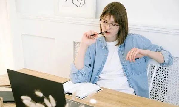 长篇小说《乡恋》连载
作家陶艺
接上文
初到县里上班，我身兼数职。县委副书记，副