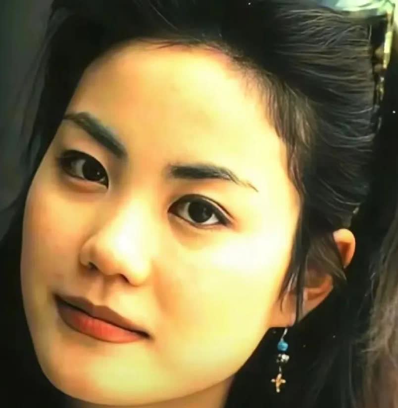 王菲也是位虔诚的信佛美女，经大师点化后，歌唱事业愈发顺遂。

当时的王菲叫王