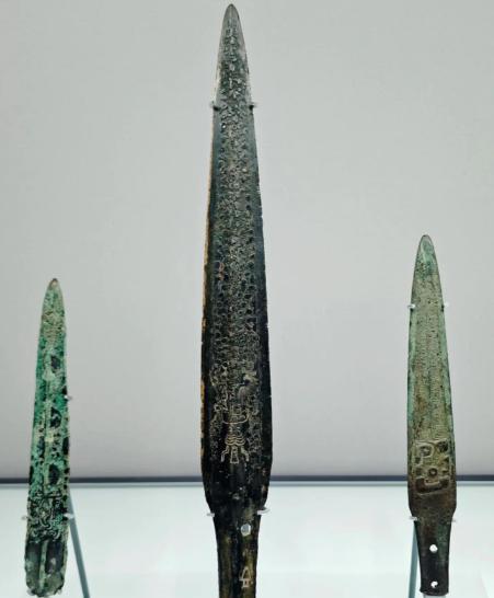 中国古代兵器上的花纹只是好看？其实藏着锻造的秘密。 
逛博物馆看古代兵器时，刀啊