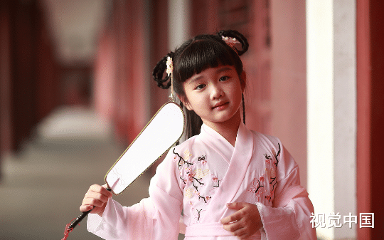 六岁时我选了没有脑子的芸贵人当母妃，可她却把所有的爱给了我，这吃人的后宫，我守护她