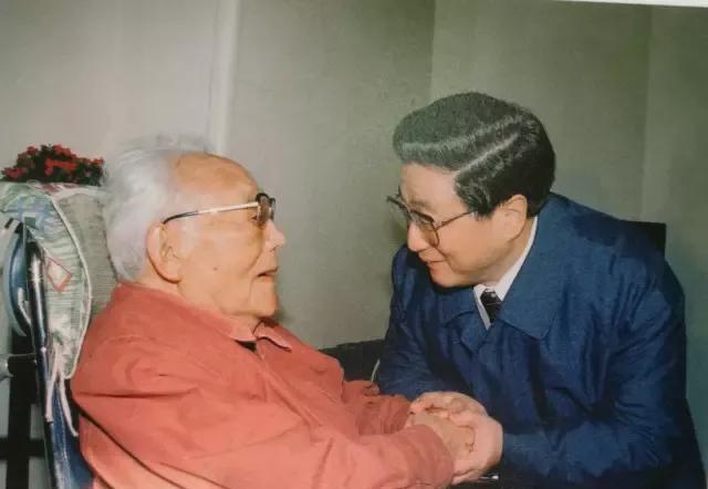 1998年1月24日黄菊看望文学巨匠巴金。巴金故居位上海于徐汇区武康路113号，