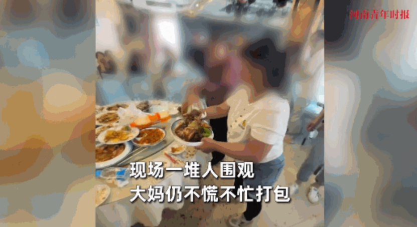 “太缺德了！”6月23日，黑龙江，一大妈在酒店里吃席时，看到服务员端上来了一盘菜
