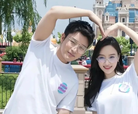 贾乃亮为了孩子和李小璐合影，整个人状态非常好。虽然离婚了，还是孩子的爸爸妈妈，关