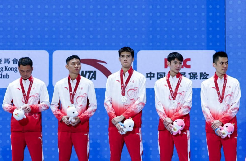 十五运会击剑项目男子佩剑团体决赛在香港启德体艺中心落下帷幕，由邓小浩、许英明、梁