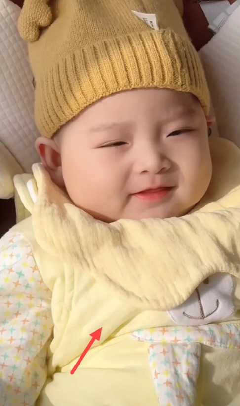 女子无人陪伴独自一人生产，自己推着孩子出产房回家。
她刚离婚不久，没想到自己怀孕