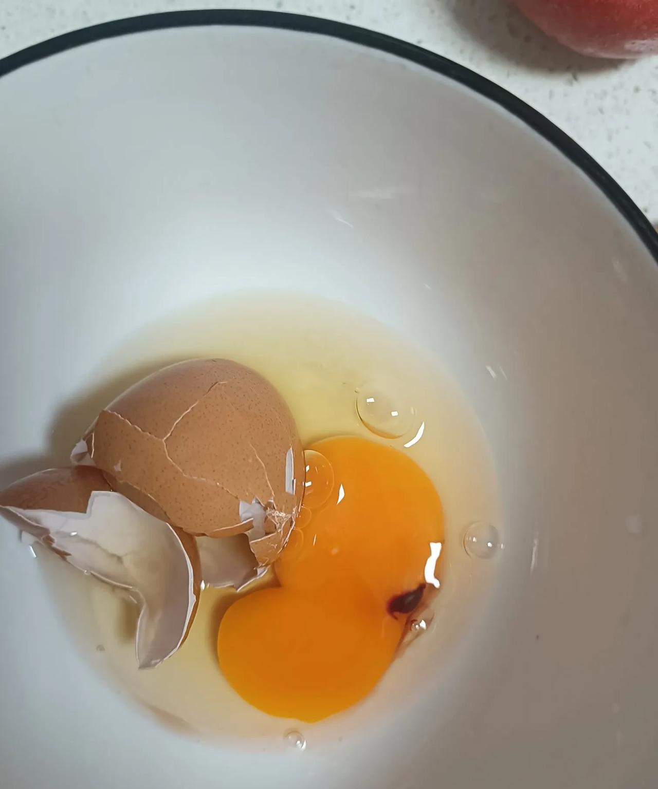 今天去超市买鸡蛋，回来打开一看有一个血块，这还是头一次见啊，不知道还能不能吃，我
