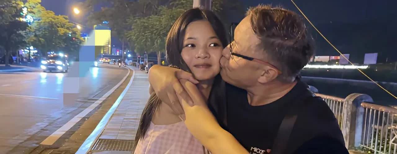这个包哥老是说：他的视频正能量，和越南小莉抱着亲嘴也是正能量？
包哥量肉球！这