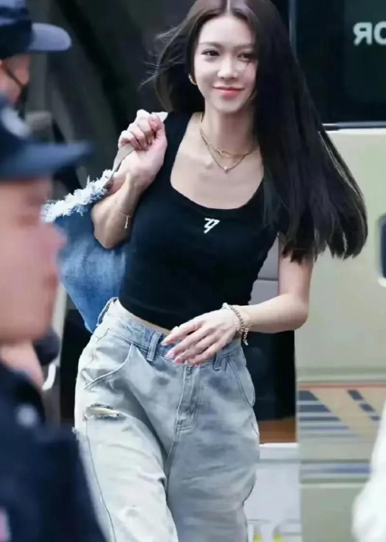 她17岁就长这样，
如今43岁还长这样！
薛凯琪是真的美，
却也是情路坎坷，
最