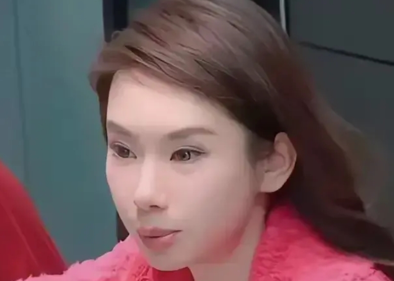 完了，医美又毁掉了一个美人！
原来戚薇的美很独特，很与众不同！
方方正正的脸，漂