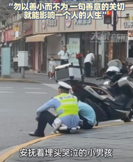 这个警察要火！上海，正在处理违章的警察忽然坐下，在街边和一个泪流满面的男孩聊起了