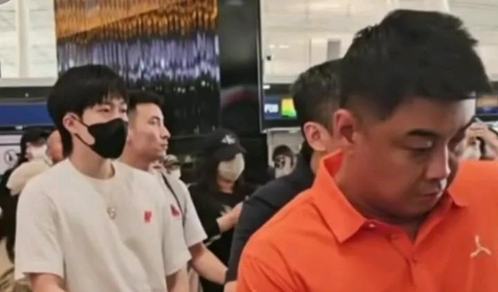 这王皓也跟我一样不想上班啊？一副愁眉苦脸的样子[捂脸]
这王皓教练一上班就衰老憔