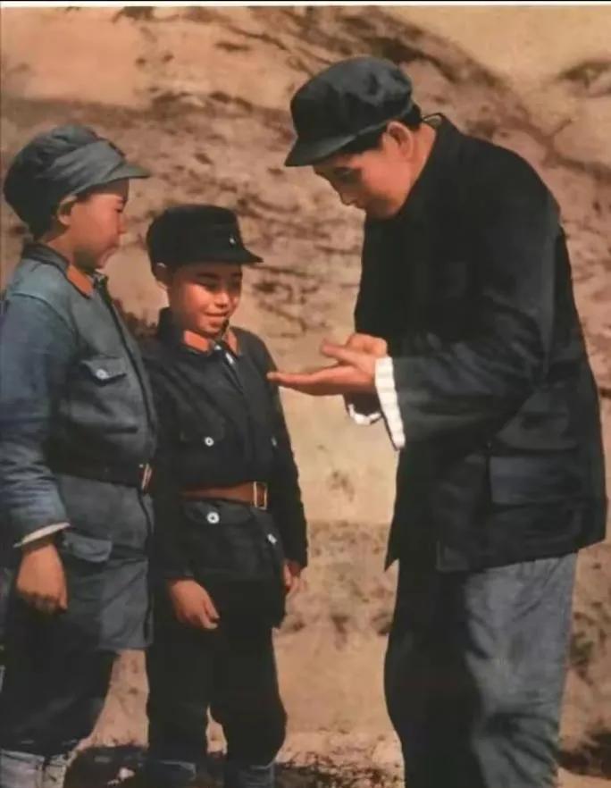 [毛主席和两个小八路]
这是毛主席很喜欢的一张照片。
时间：1939.5.26
