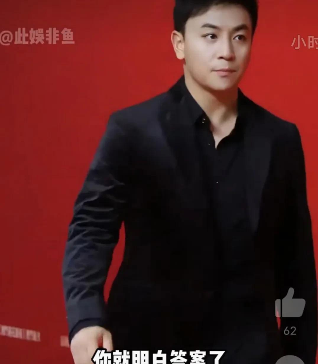 六岁就能给成龙颁奖，这样的机会恐怕很难与背后父亲的力量割裂开来。更何况，其父旗下