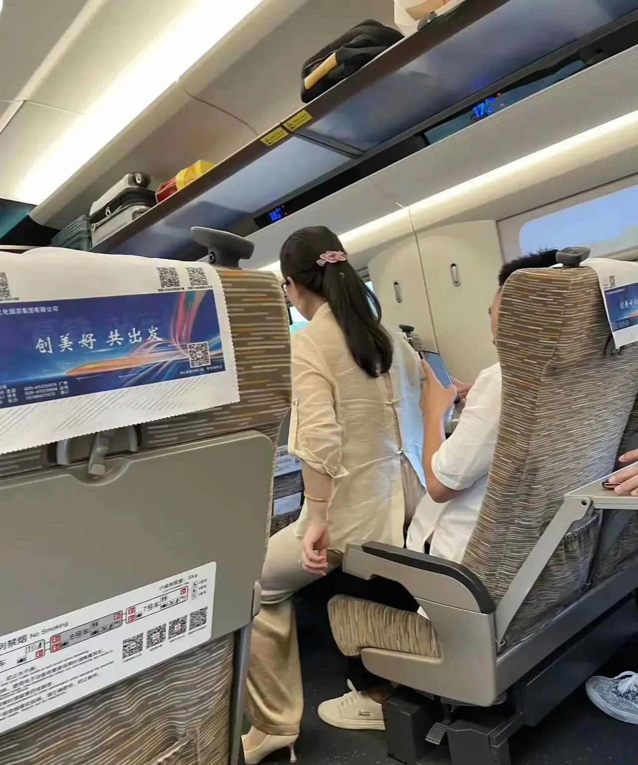 嘿，这场景实在是令人匪夷所思！
高铁车厢内，竟有一名女子大大咧咧地坐在一名男子腿