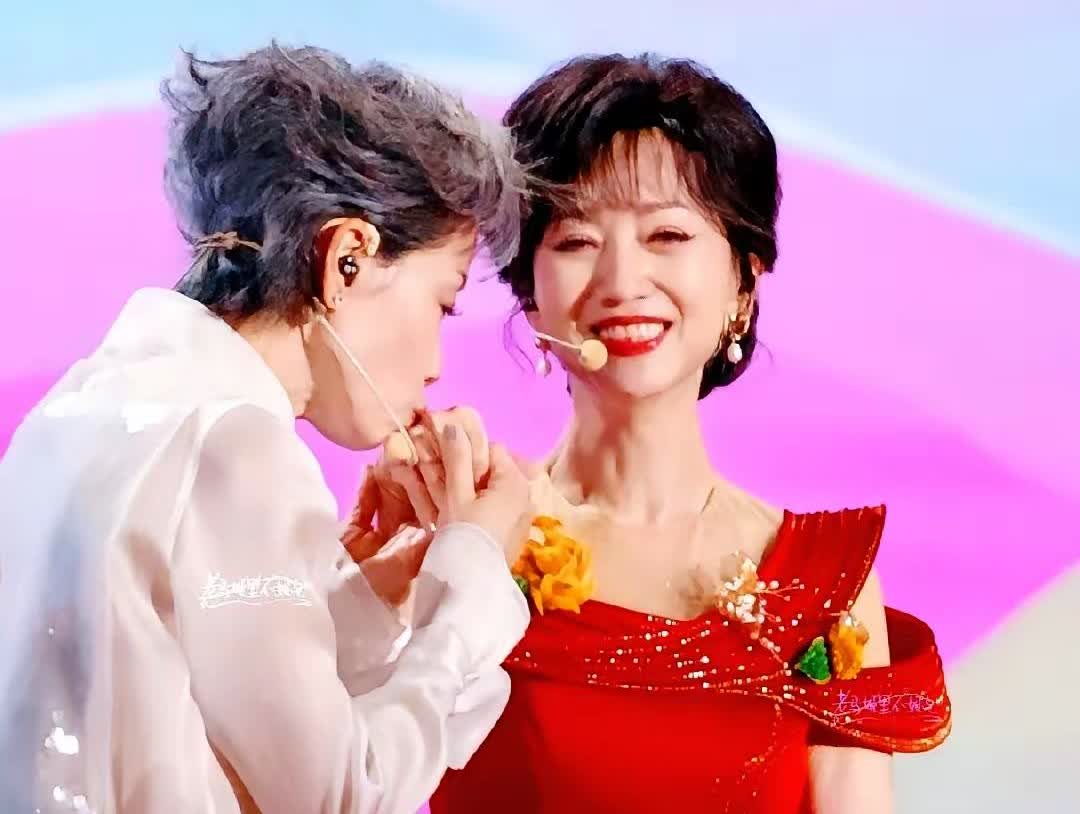 原来成都巡演还闹了这么一出儿，
怪不得，
叶童要退出了不能这么玩啊。
两人