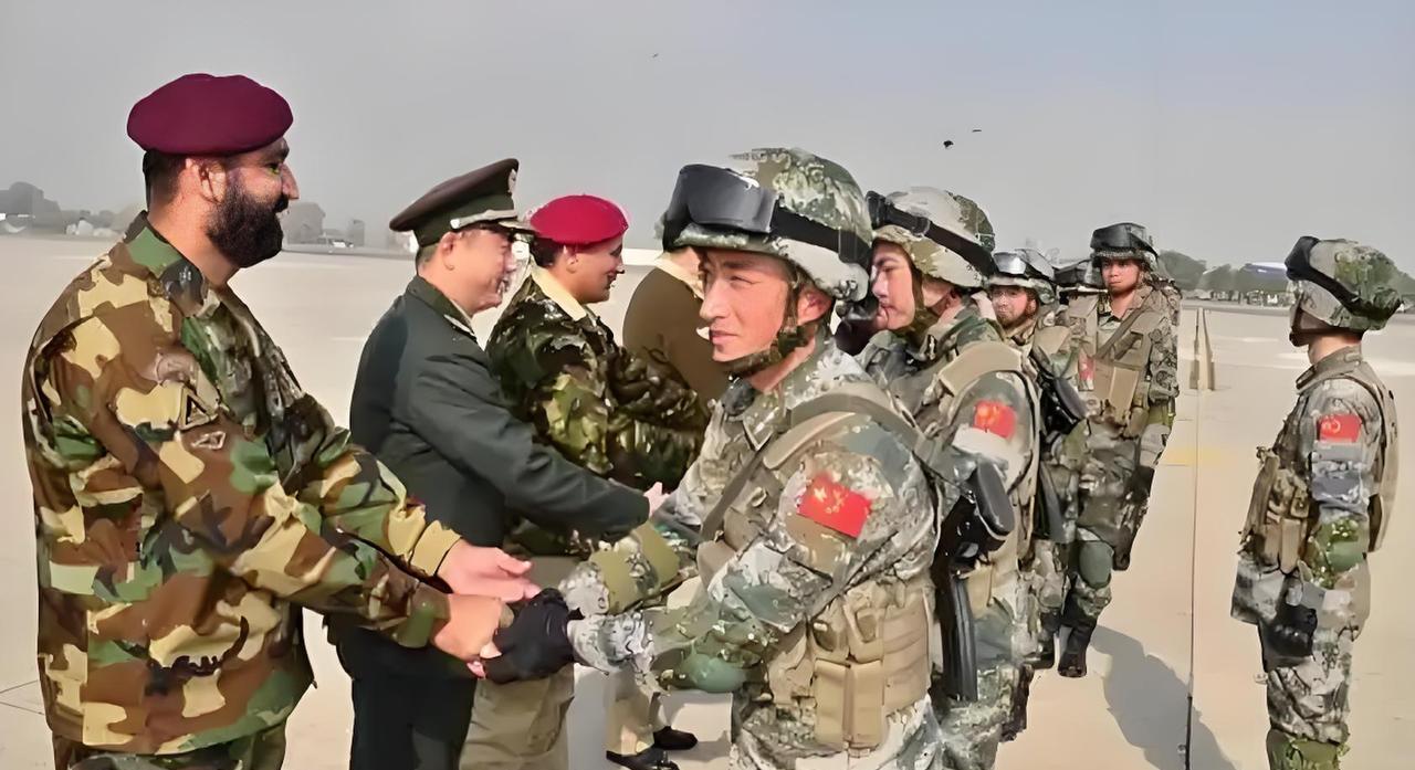 [下雨]“中国武器是挺先进，但没有实战检验，都是花架子”，类似的质疑在国际舆论场