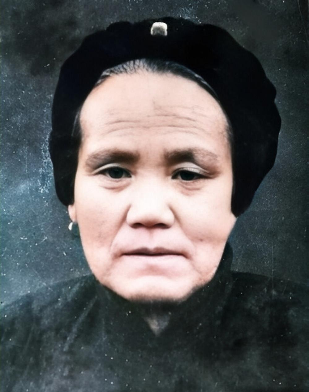 [浮云]1944年，躲在山洞中的一女子，突然发现日军正在搜山，看着怀里大声哭闹的