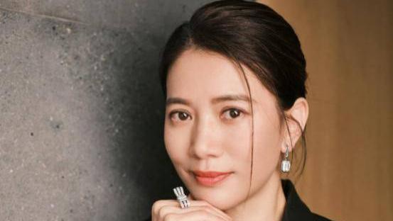 香港知名影后突然白发尽显，发际线崩了一块，被指比同框丈夫显老