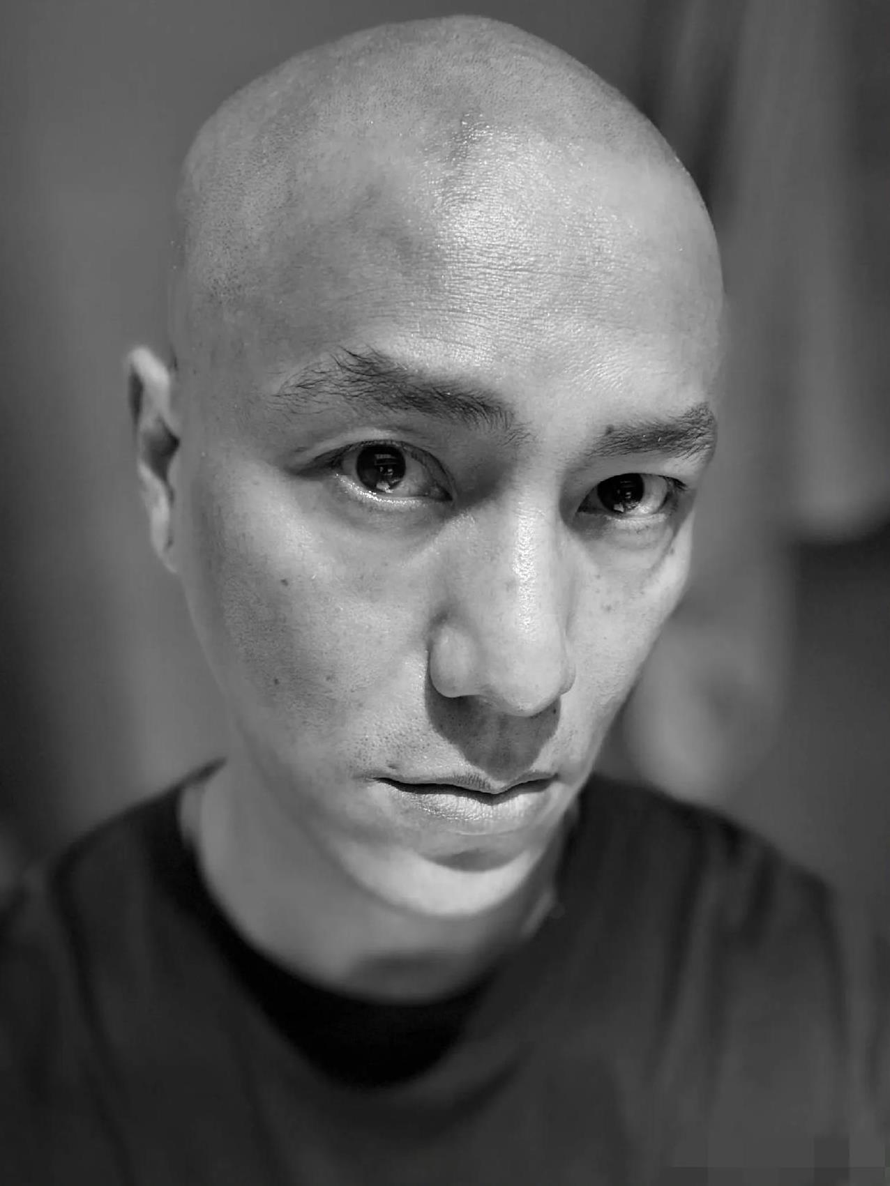 我的天！！
陈坤这是怎么了，怎么突然给自己搞成这样了[震惊]
突然改了形象还有点