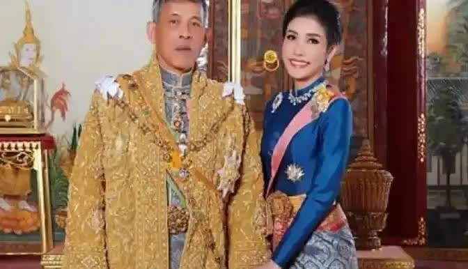 泰国王室的荒唐事？
首先拉玛九世，他1946年因哥哥莫名中枪身亡才上位，后来车