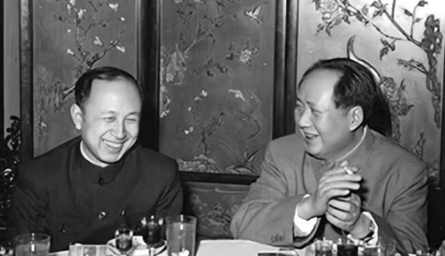 1956年，钱学森参加国宴，可在宴会上竟然找不到自己的座位，就在钱学森尴尬时，毛