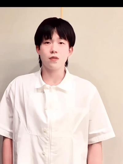 来自王楚钦的新婚祝福视频！早生贵子也安排上！
头头给好朋友的新婚祝福视频今天被发