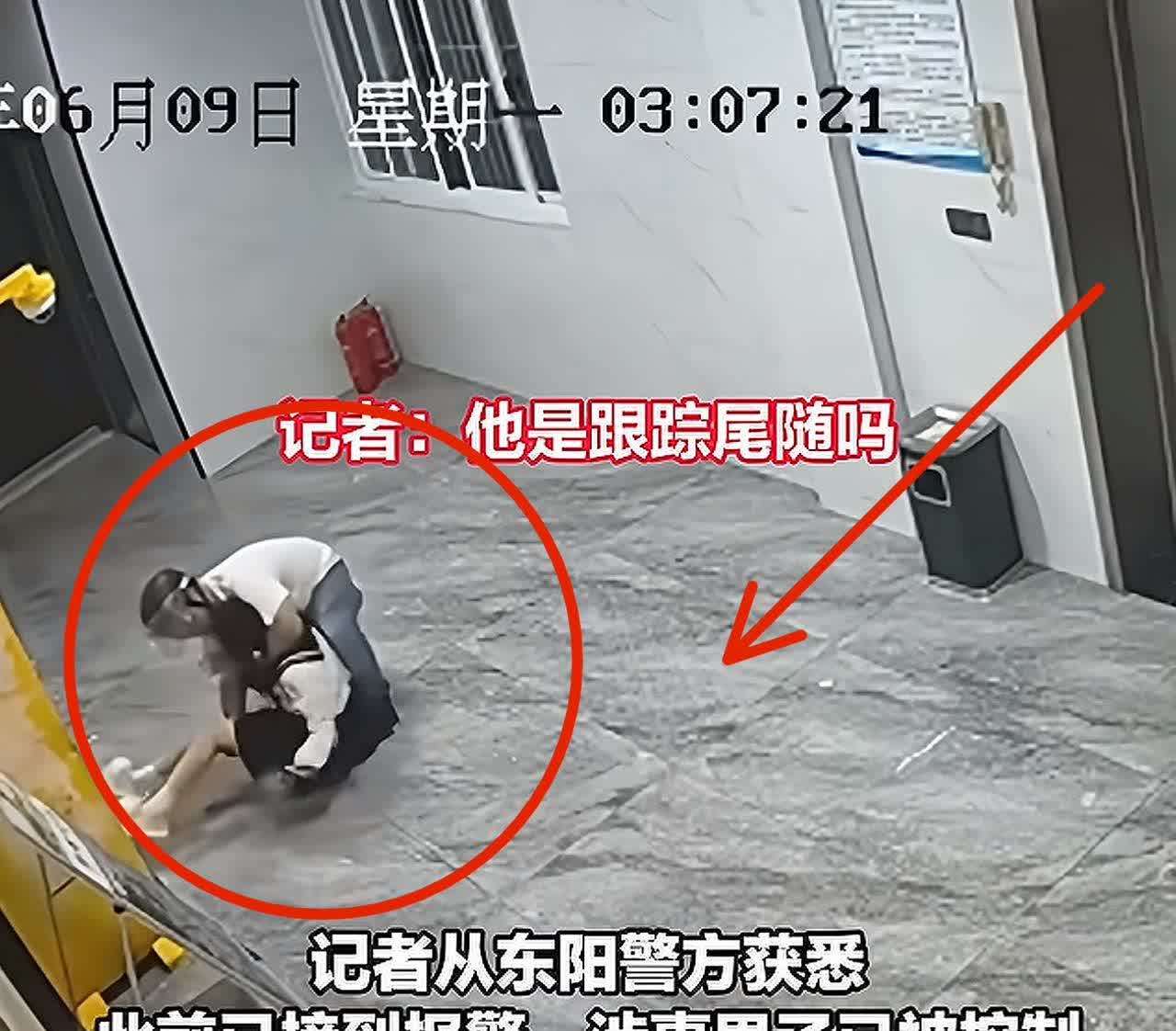 “一定要严惩这个头盔男！他是早有预谋！”
6月11日，凌晨3点，一个穿着jk短