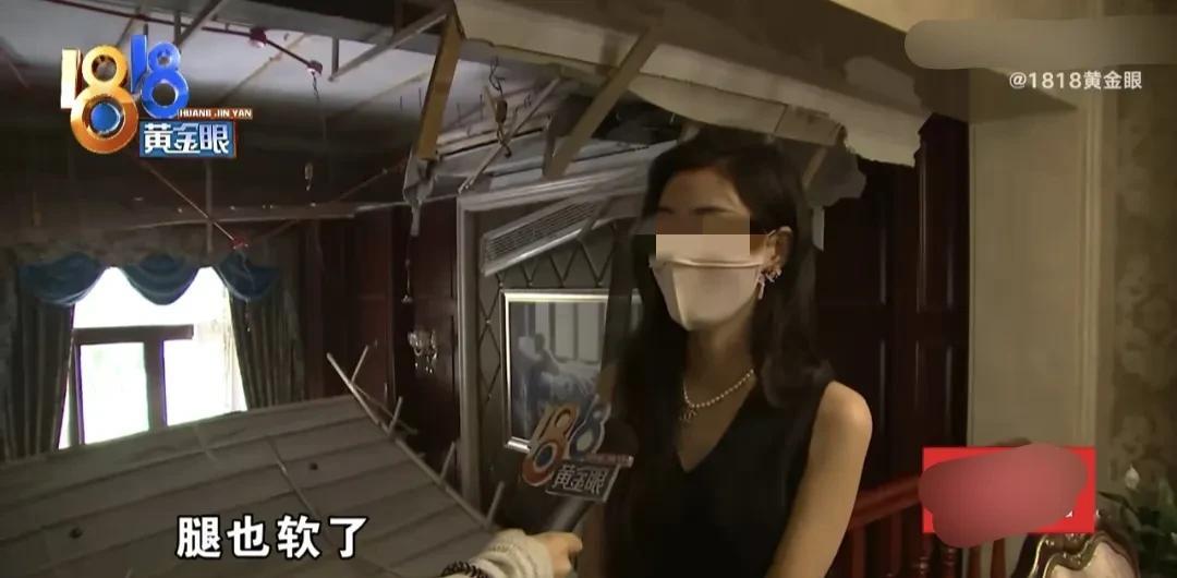 浙江，女子在家客厅拆快递，听到异响，她想上楼查看，突然，客厅上方整个吊顶砸下来了