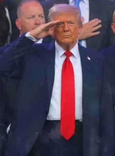 当下，网友们热议纷纷，提议在9月3日的阅兵式上邀请美国总统特朗普前来观礼。中国人