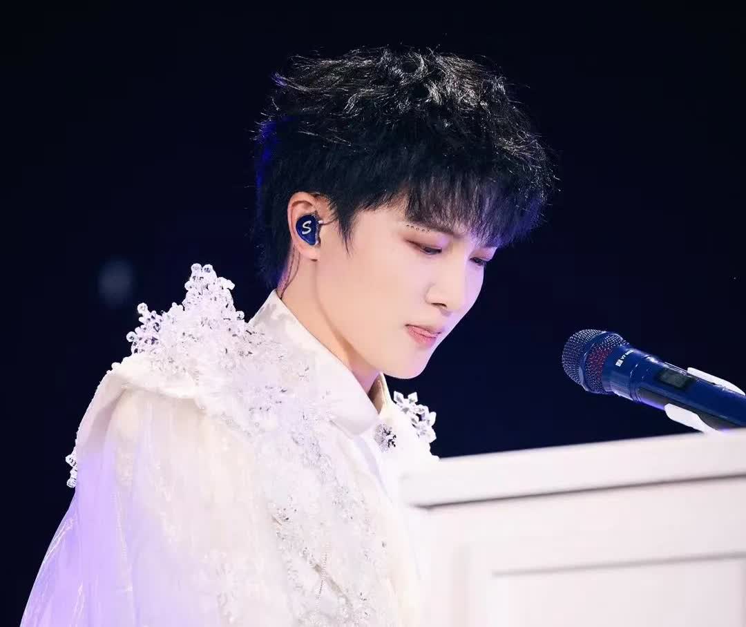 周深伦敦演唱会现“摸鱼”保安，戴耳机酣睡引热议

在周深伦敦演唱会现场，发生